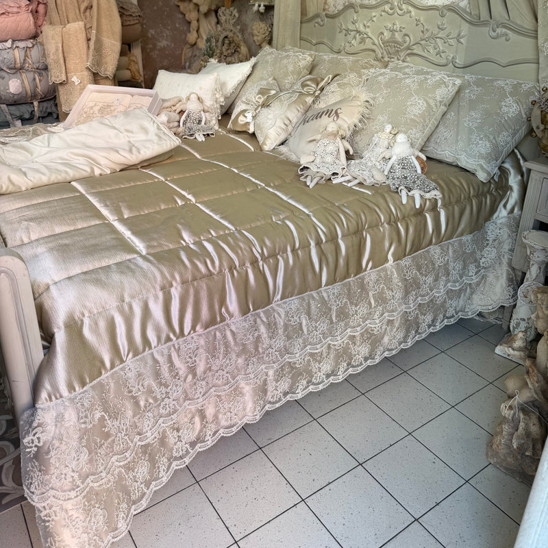 FIORI DI LENA Trapunta In Seta Nocciola E Doppia Balza In Pizzo