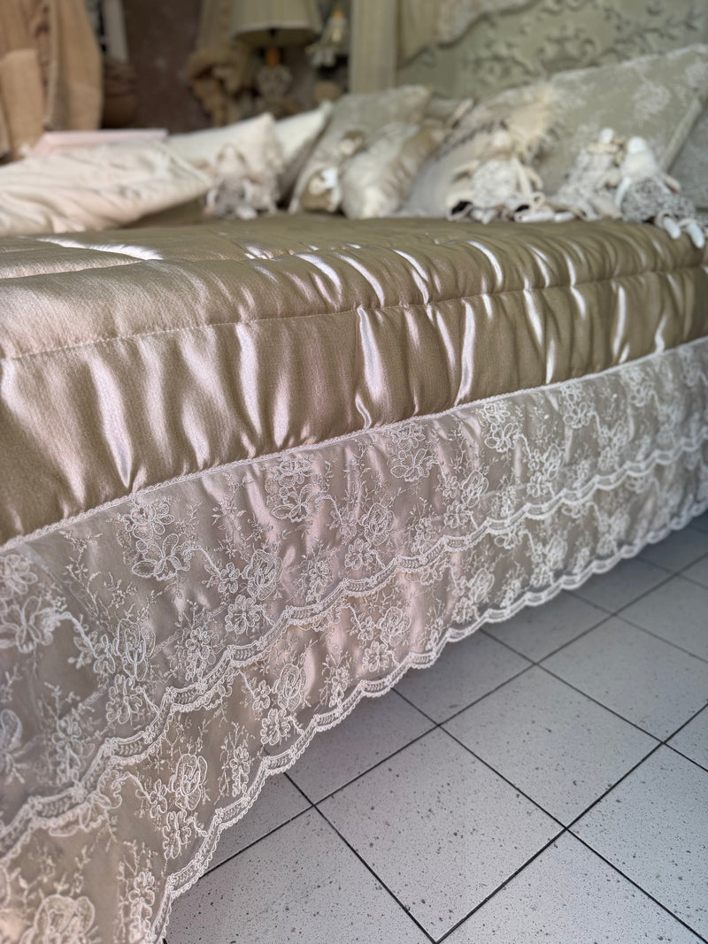 FIORI DI LENA Trapunta In Seta Nocciola E Doppia Balza In Pizzo