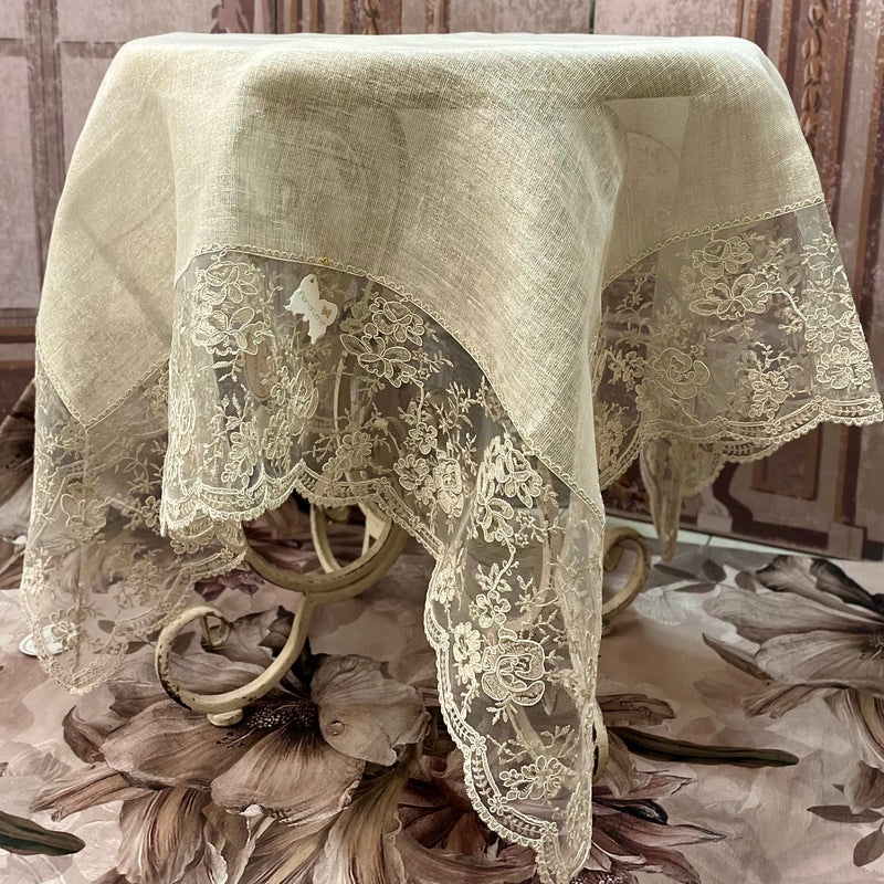 FIORI DI LENA Copritavolo in Lino Bisso con Pizzo Dorato 140cm