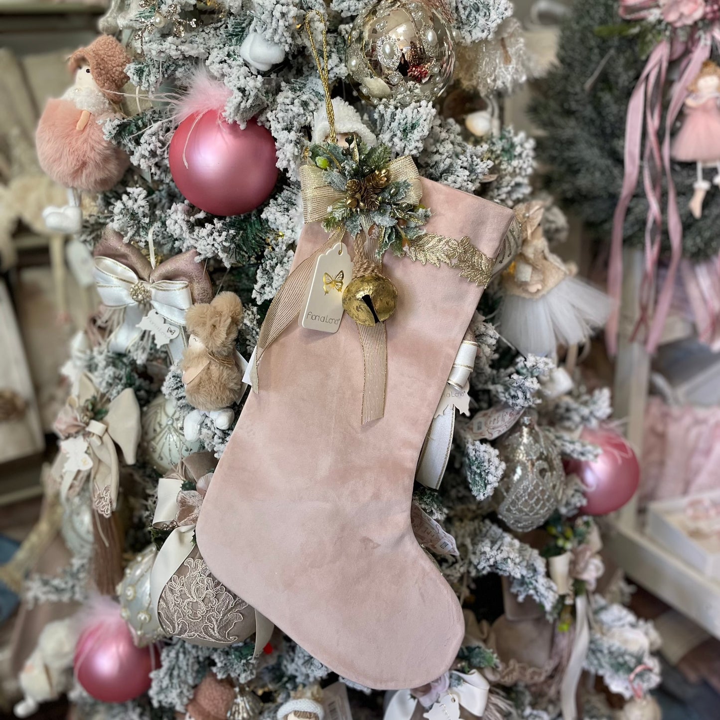 Calza natalizia in velluto rosa con campanello Fiori di Lena