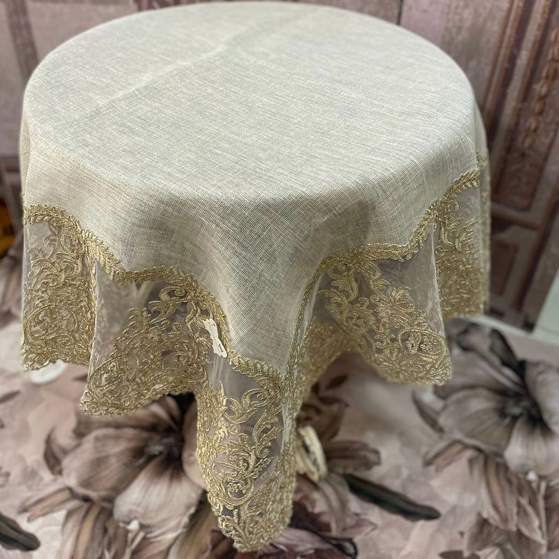 FIORI DI LENA Copritavolo in Lino Bisso con Pizzo Impero Dorato 140cm