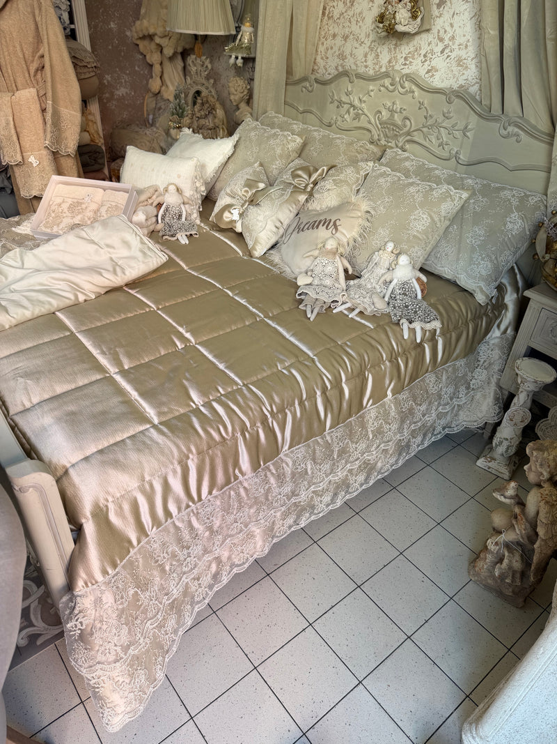 FIORI DI LENA Trapunta In Seta Nocciola E Doppia Balza In Pizzo