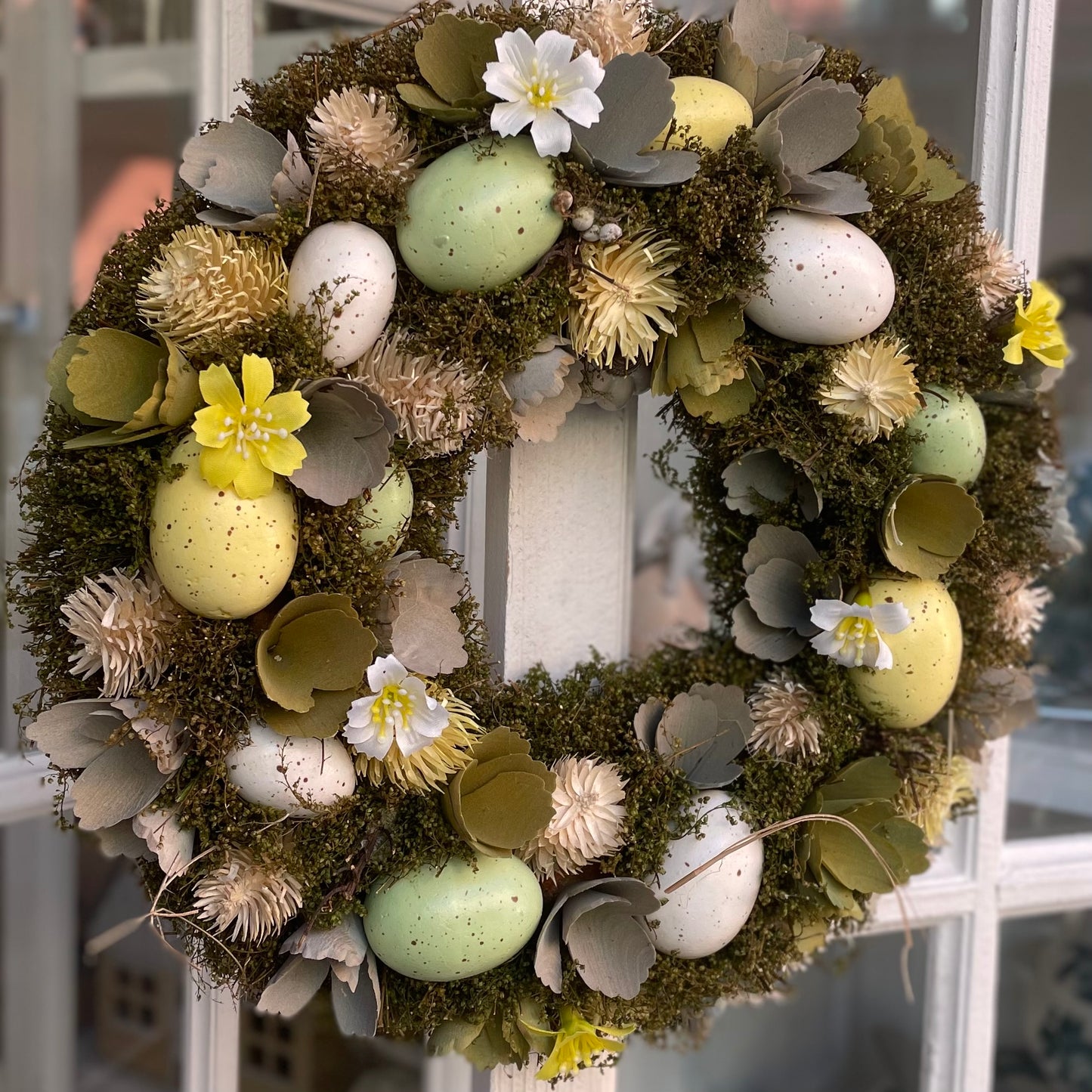 Ghirlanda o centrotavola di Pasqua con uova e fiori Blanc Mariclò