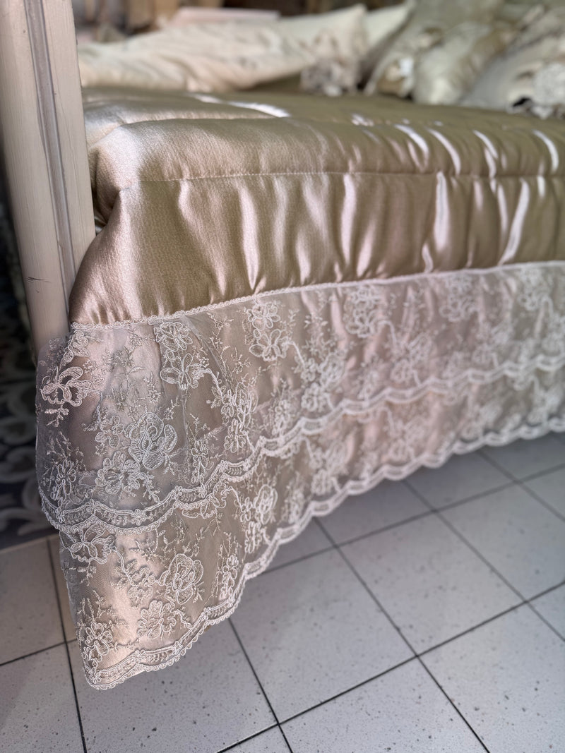 FIORI DI LENA Trapunta In Seta Nocciola E Doppia Balza In Pizzo