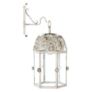 Lanterna elettrificata in metallo lavorato, utilizzabile come lampadario o applique da muro
Blanc Mariclò – Sweet Home Shabby Style
Vista frontale, sfondo neutro