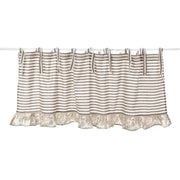 Mantovana in cotone Toile de Jouy con righe tortora e avorio e gala plissettata, 60x160 cm
Blanc Mariclò – Sweet Home Shabby Style
Vista frontale, sfondo neutro