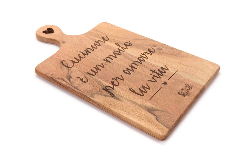 NUVOLE DI STOFFA Tagliere in Acacia con Scritta " La Vita "