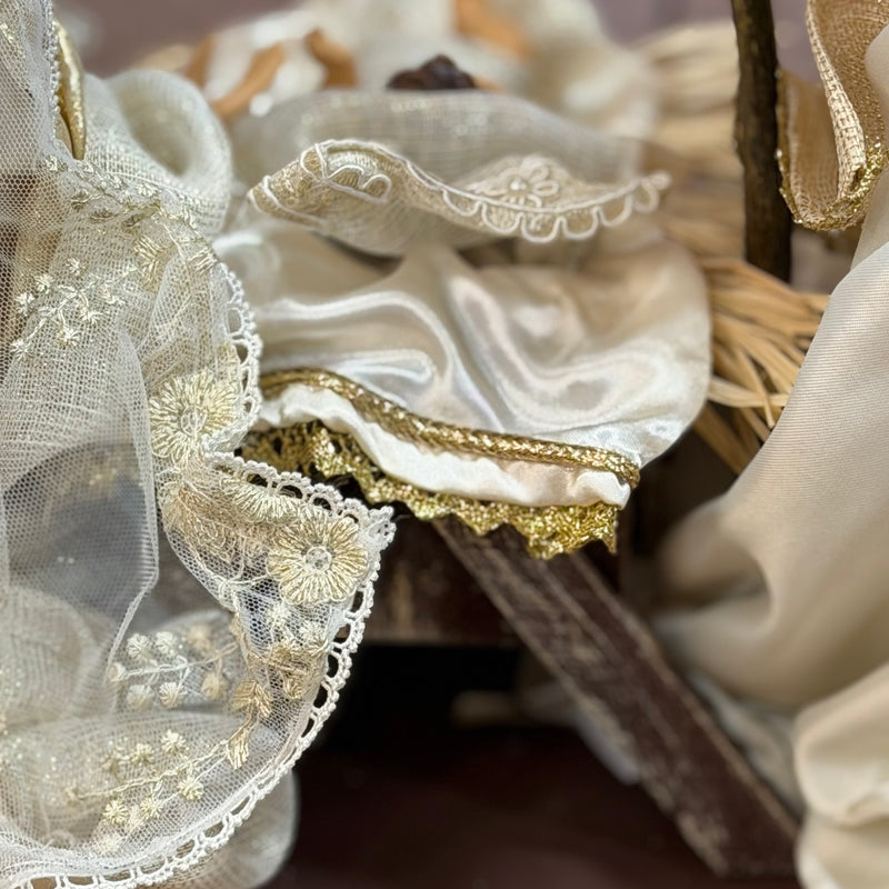 FIORI DI LENA Natività Sacra Famiglia Con Abiti Avorio E Dettagli Dorati