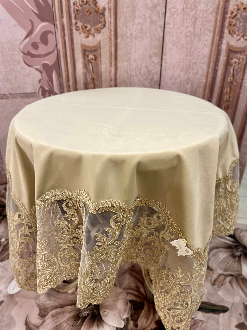 FIORI DI LENA Copritavolo in Velluto Nocciola con Pizzo Impero Dorato