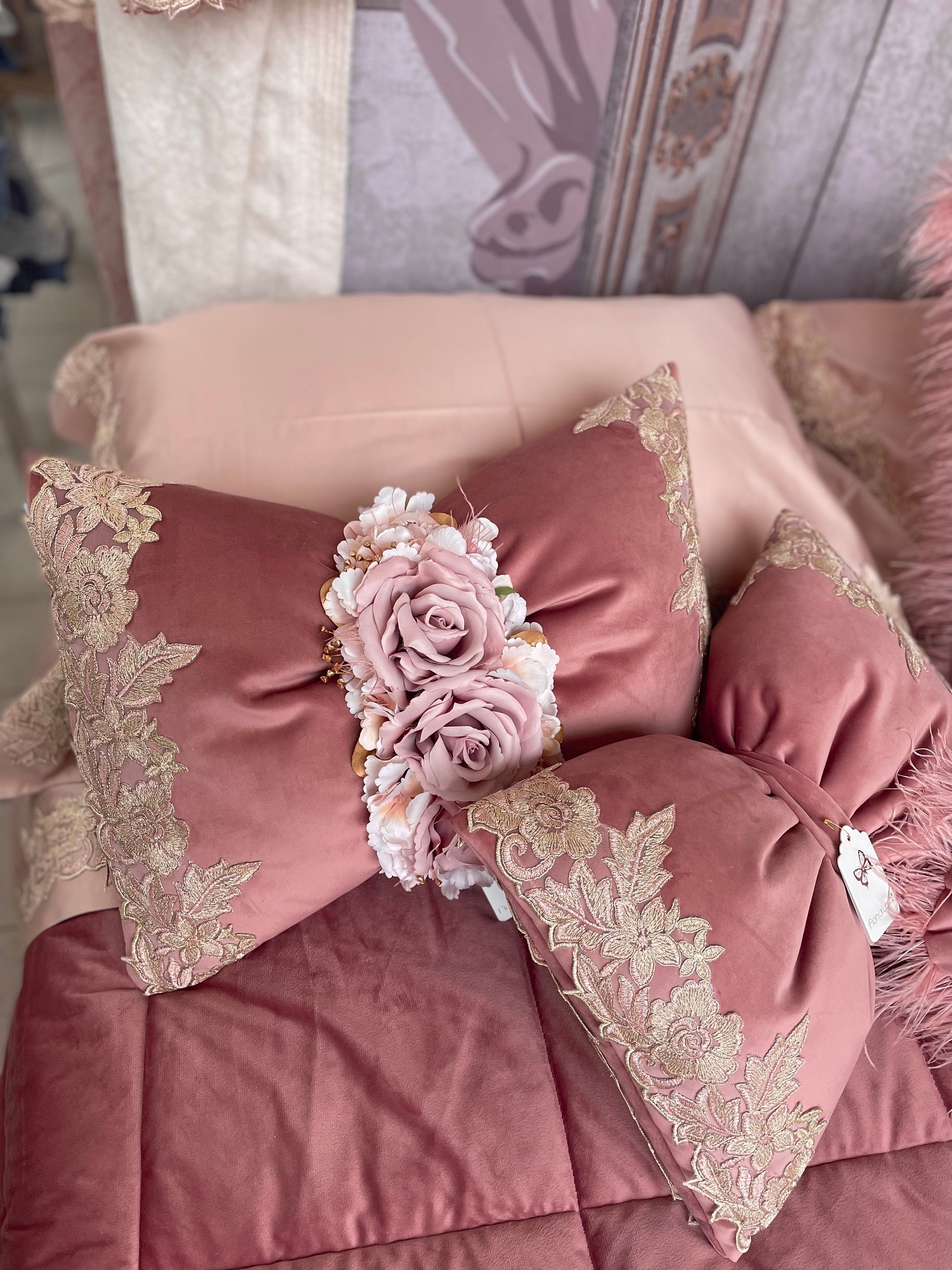 Cuscino decorativo Belle candele rosse romantiche con fiori, close