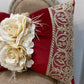 Cuscino fiocco in velluto rosso con fiori e pizzo dorato Fiori di Lena