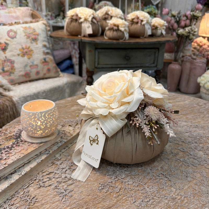 FIORI DI LENA Pouf Fango con 2 Rose Avorio
