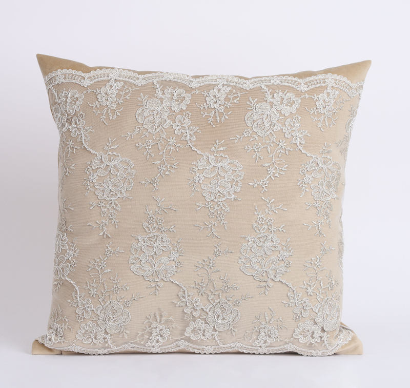 FIORI DI LENA Cuscino in Velluto Nocciola con Pizzo Fregio Rose