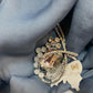 Foulard polvere in seta con spilla gioiello e scatola Fiori di Lena