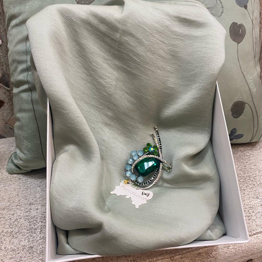 Foulard Verde in Seta con Spilla Gioiello e scatola Fiori di Lena