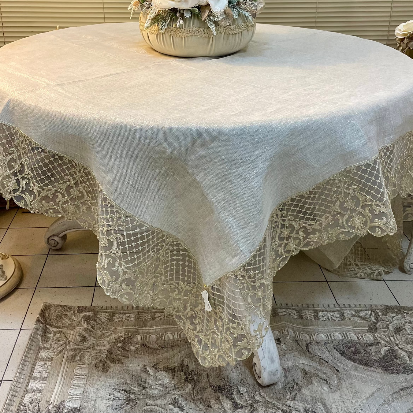 Tovaglia Fiori di Lena lino bisso lamè con pizzo retato dorato 165x280 cm artigianale Made in Italy