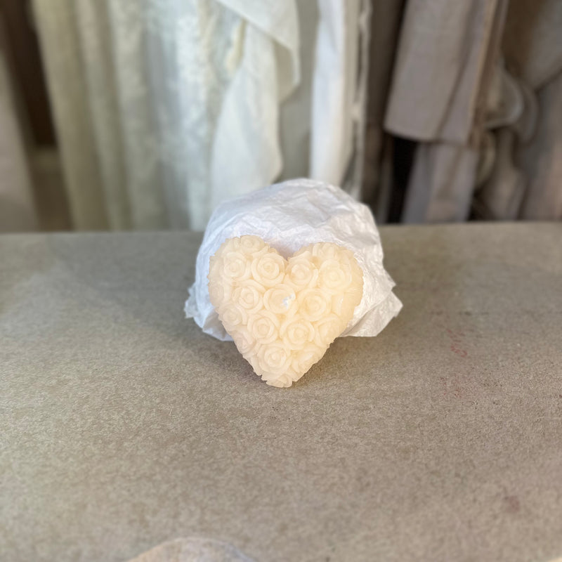 CERERIA PARMA Candela Profumata Cuore con Rose Avorio