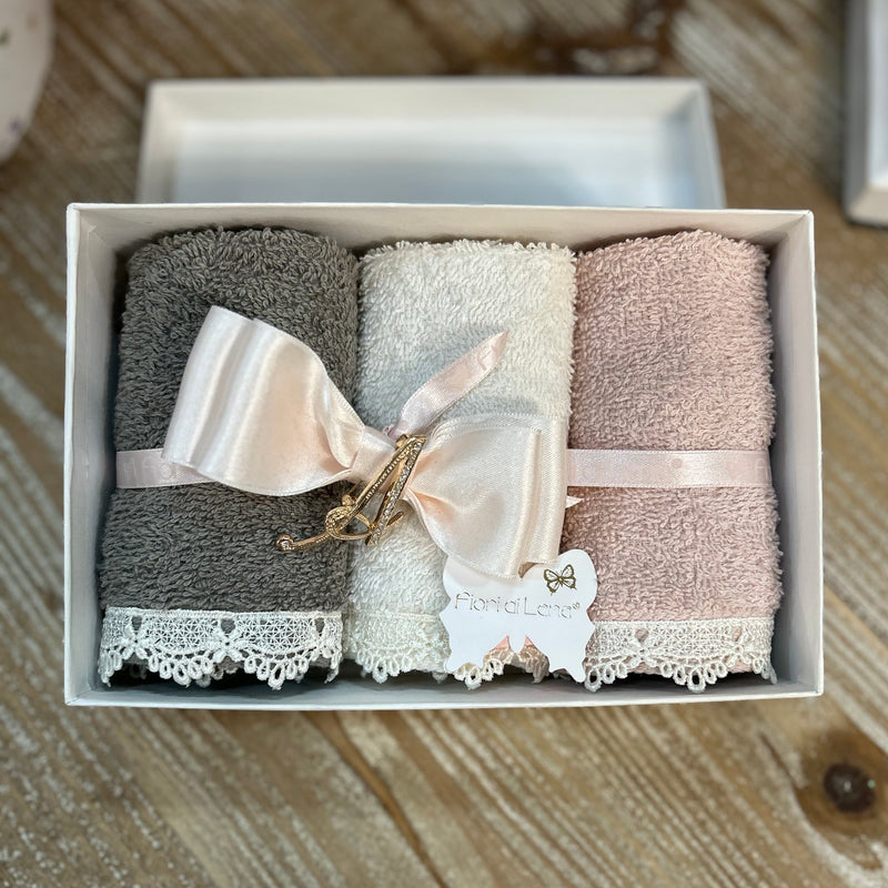 FIORI DI LENA Scatola con Tre Lavette e Spilla Lettera "A"