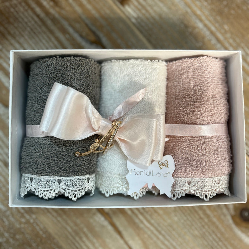 FIORI DI LENA Scatola con Tre Lavette e Spilla Lettera "A"