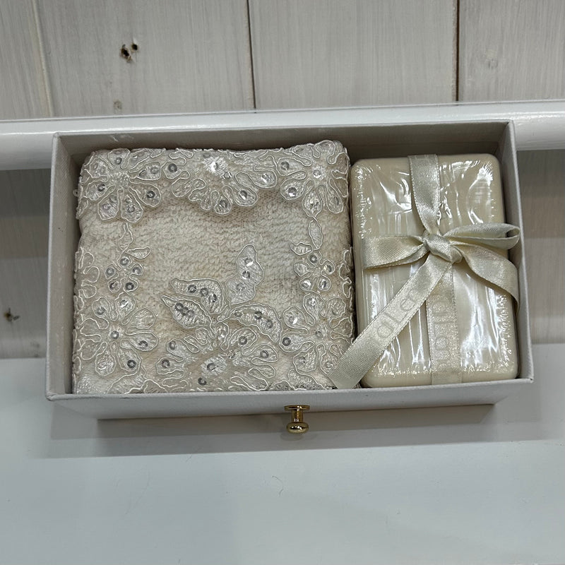 FIORI DI LENA Lavetta con Pizzo e Saponetta in Cofanetto
