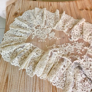 CHEZ MOI Centrino in Pizzo "VOLANT PROVENZA" Biscotto