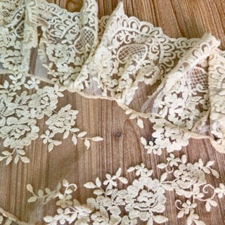 CHEZ MOI Centrino in Pizzo "VOLANT PROVENZA" Biscotto