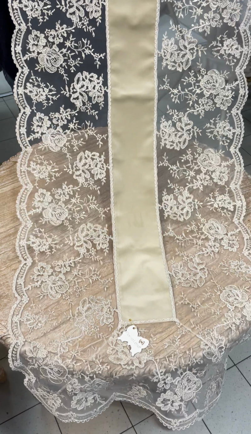 Dettaglio pizzo con rose champagne runner velluto nocciola Fiori di Lena shabby chic provenzale