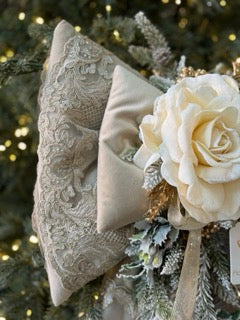 FIORI DI LENA Doppio Fiocco Nocciola in Velluto con Rosa Pizzo e Campane