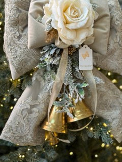 FIORI DI LENA Doppio Fiocco Nocciola in Velluto con Rosa Pizzo e Campane