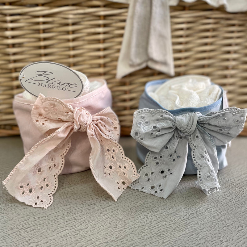 BLANC MARICLÒ Set Cestino con 3 lavette in Cotone e Fiocco in Pizzo