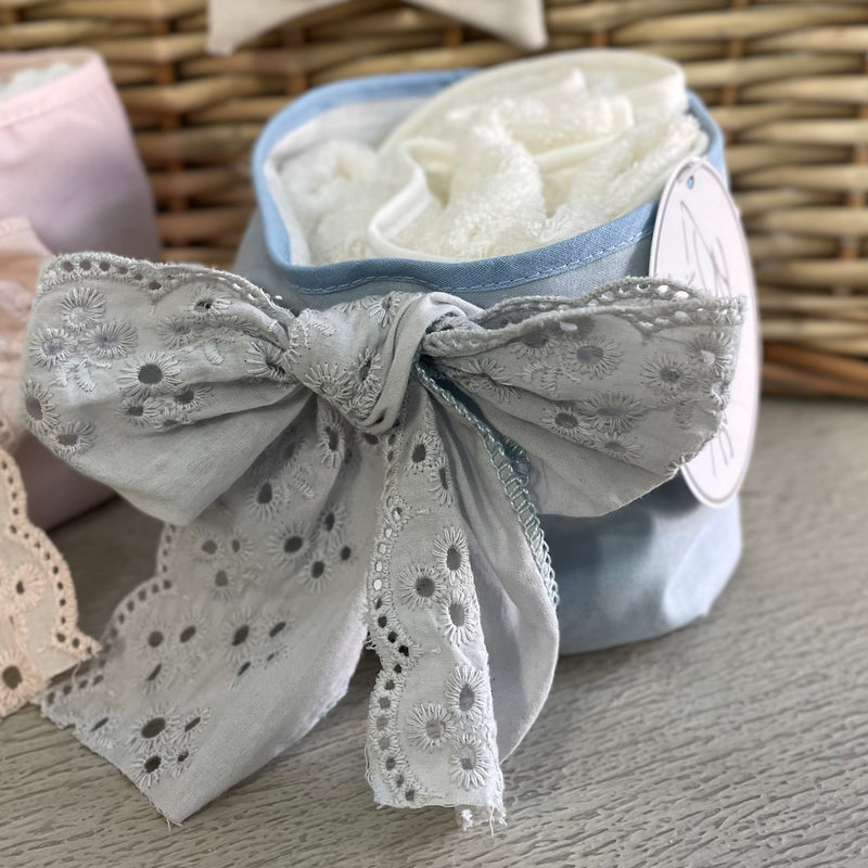 BLANC MARICLÒ Set Cestino con 3 lavette in Cotone e Fiocco in Pizzo