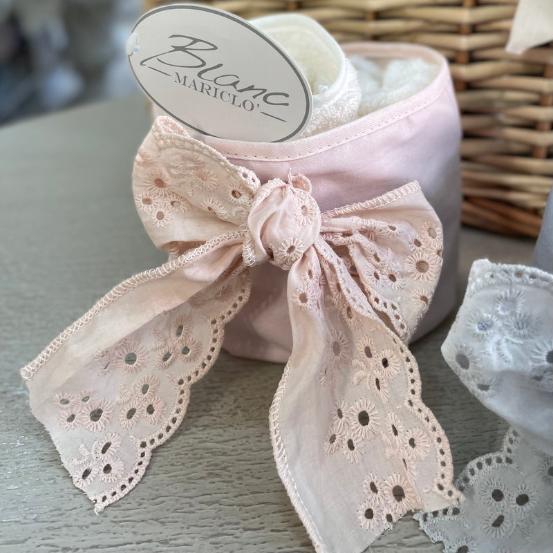 BLANC MARICLÒ Set Cestino con 3 lavette in Cotone e Fiocco in Pizzo