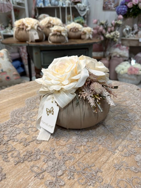 FIORI DI LENA Pouf Fango con 2 Rose Avorio
