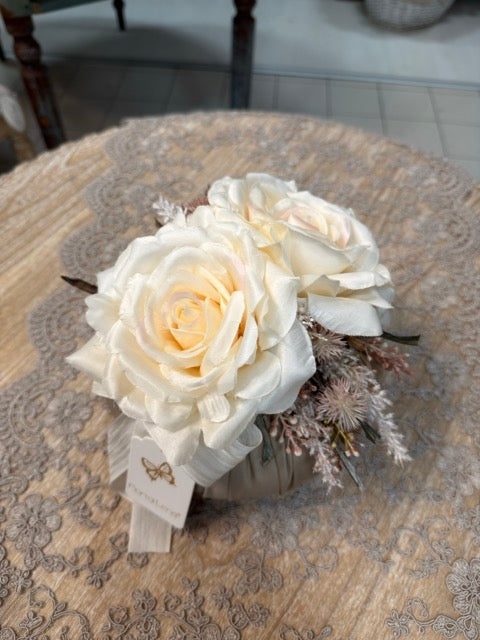 FIORI DI LENA Pouf Fango con 2 Rose Avorio