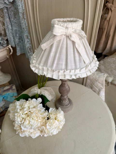 Dettaglio paralume in lino con volant plissettato e fiocco decorativo shabby chic
Blanc Mariclò – Sweet Home Shabby Style
Primo piano, dettaglio paralume