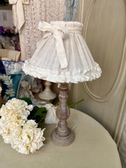 Lampada shabby chic provenzale in legno anticato grigio tortora con lino naturale
Blanc Mariclò – Sweet Home Shabby Style
Ambientazione, luce accesa