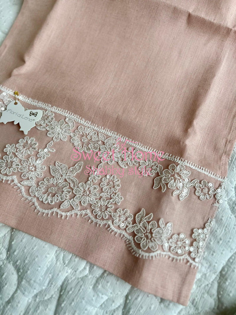 FIORI DI LENA Runner in Lino Rosa Pesca con Pizzo e Paillettes