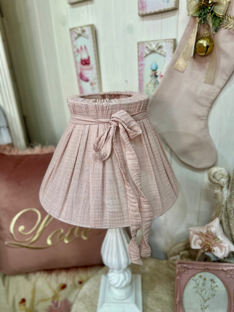 CLAYRE & EEF Lampada con Base in Legno e Paralume Rosa in Lino Garzato