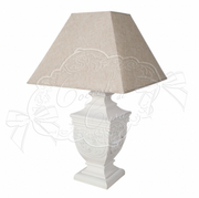 Lampada da tavolo in legno bianco decapato con cappa in lino naturale, altezza 73 cm
Coccole di Casa – Sweet Home Shabby Style
Vista frontale, sfondo neutro