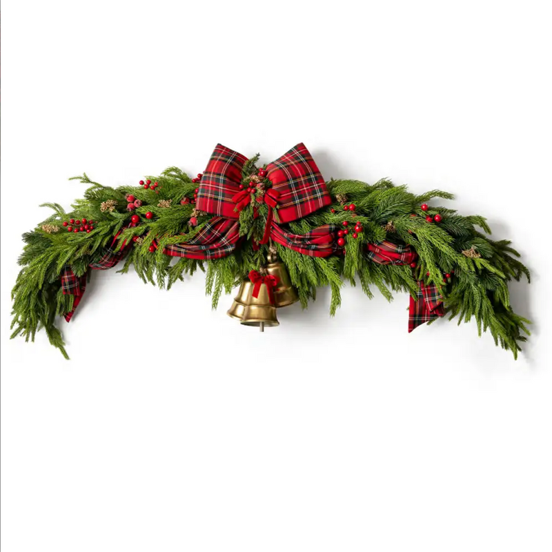 FIORI DI LENA Arco Natalizio Verde Con Fiocco Tartan Rosso Bacche E Campane Dorate 100 Cm