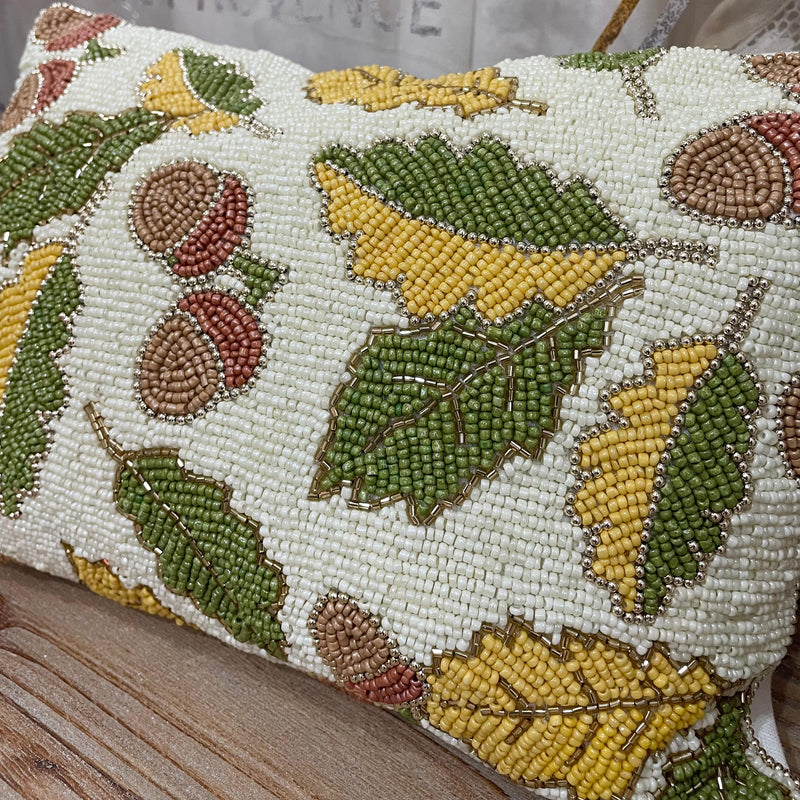 BLANC MARICLÒ Cuscino Autunnale Ricamato con Corallini Foglie e Ghiande