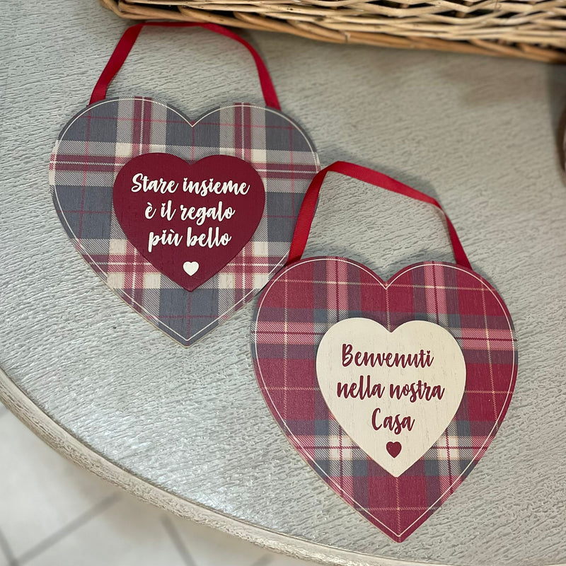 NUVOLE DI STOFFA Targhetta Cuore a Quadri Grigio e Bordeaux in Legno con Scritta