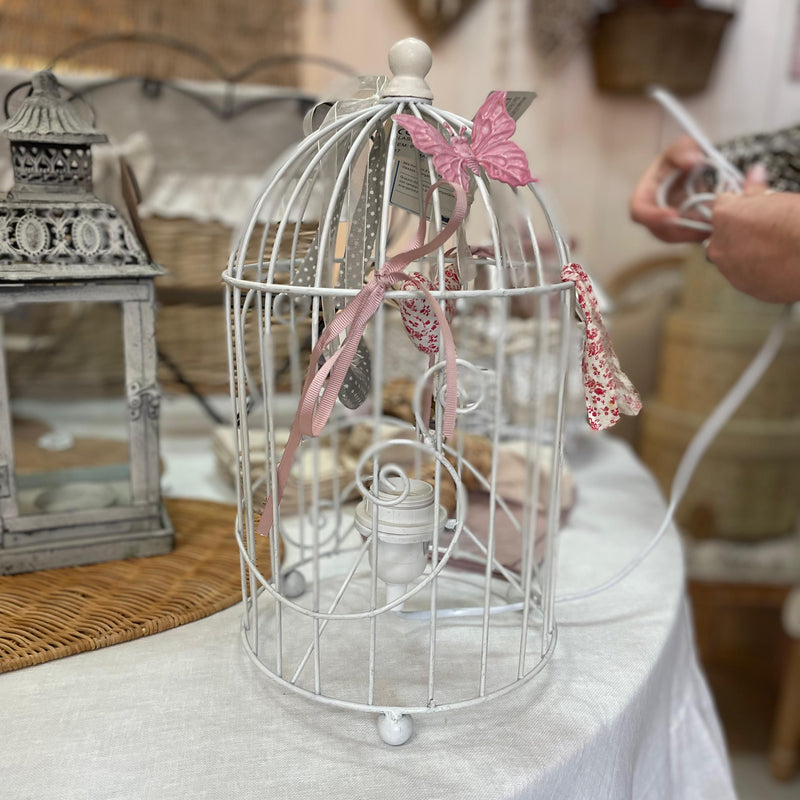 Lampada gabbia bianca Clayre & Eef con decorazioni farfalla e uccellini – dettaglio luce accesa