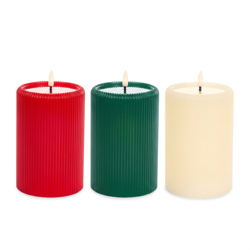 Candele LED rossa, verdone e avorio affiancate su fondo bianco