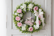 Coniglietto al centro della Ghirlanda con Peonie e Fiocco Avorio