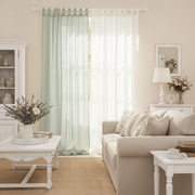 Tenda Birkin in lino verde salvia semi-trasparente con passanti in soggiorno shabby chic
Blanc Mariclò – Sweet Home Shabby Style
Ambientazione soggiorno, luce naturale filtrata