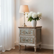 Comodino brocante shabby chic con due cassetti intarsiati in legno naturale
Blanc Mariclò – Sweet Home Shabby Style
Ambientazione, luce naturale