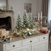 Composizione natalizia innevata con alberi e sfere shabby chic – dettaglio ambientato
Fiori di Lena
Ambientazione interni natalizi, angolazione frontale