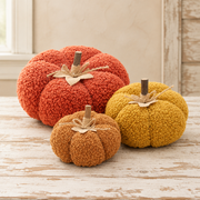 Tre zucche decorative in tessuto, di diverse dimensioni – Nuvole di Stoffa – composizione autunnale con tutte le zucche insieme