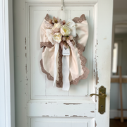 Fiocco artigianale in rasatello avorio con pizzo e fiori, decorazione porta o armadio
Fiori di Lena
Ambientazione shabby chic, vista d'insieme
